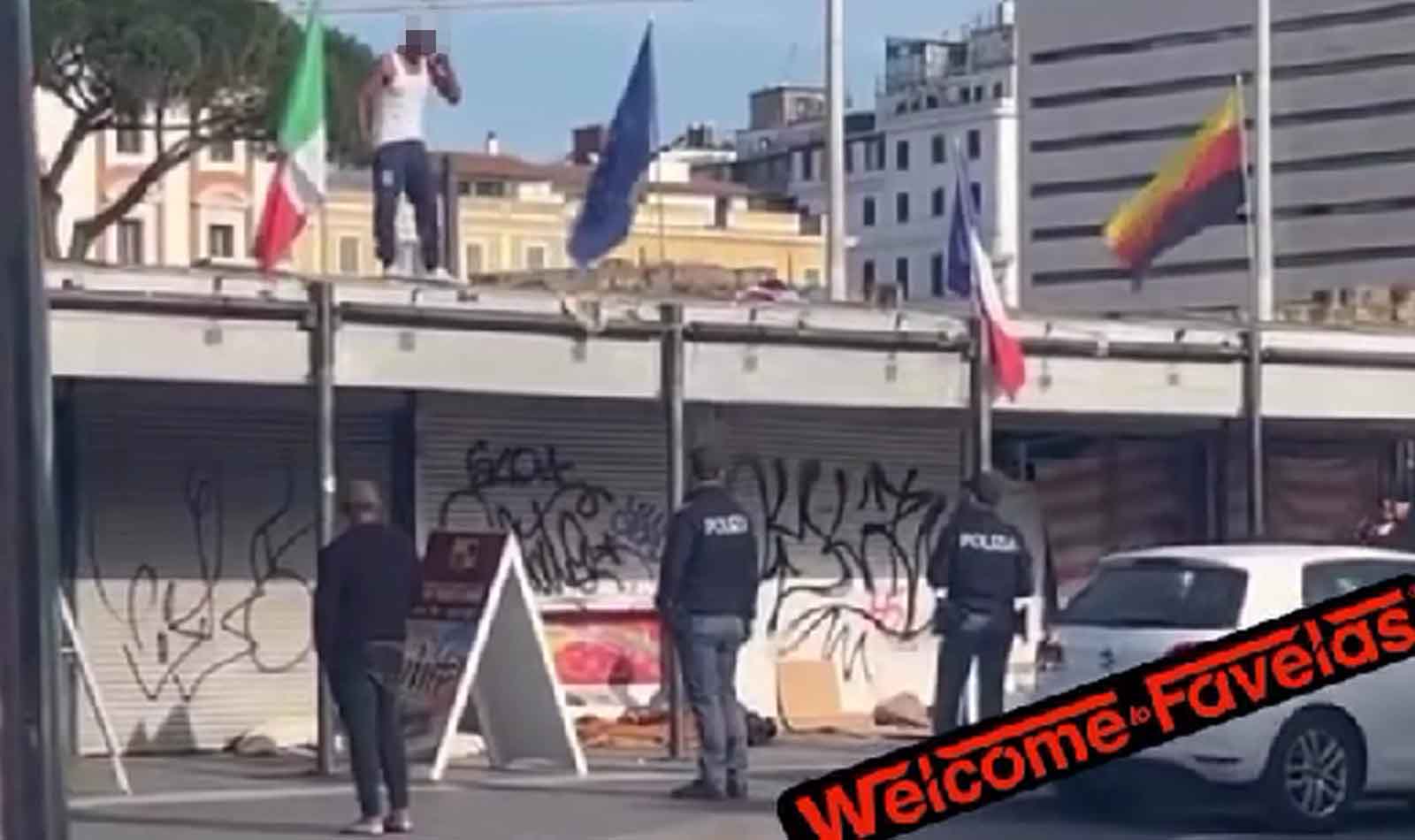 Roma Termini sale sul tetto e deride la polizia