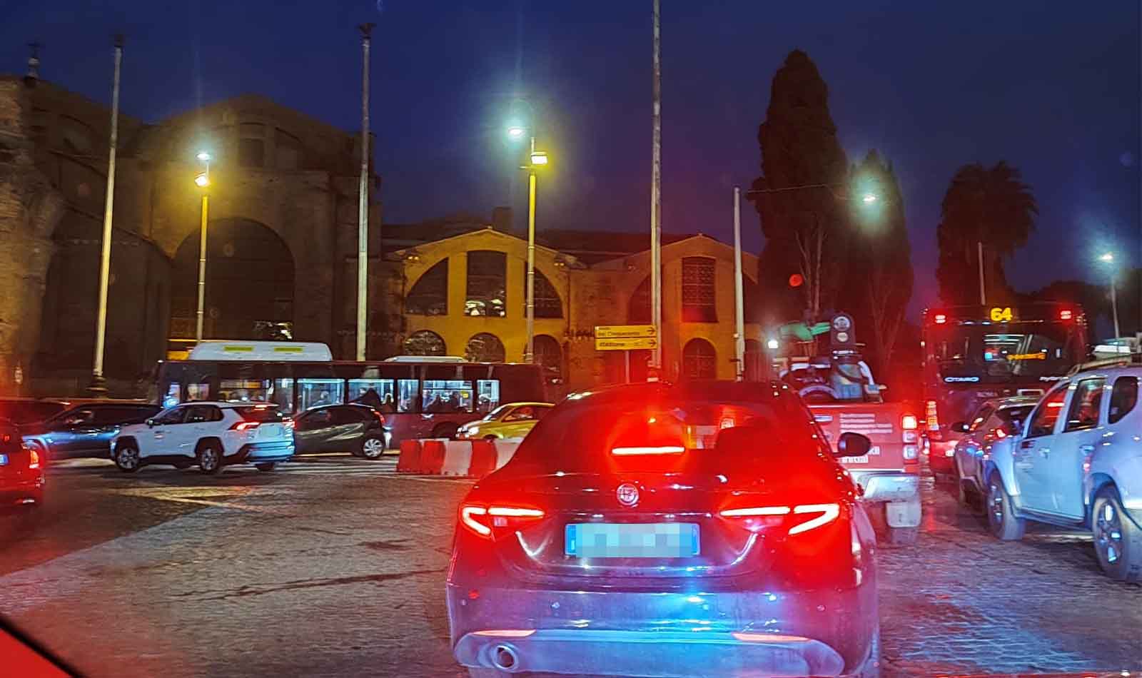 Roma Termini traffico a causa di una Smart parcheggiata male