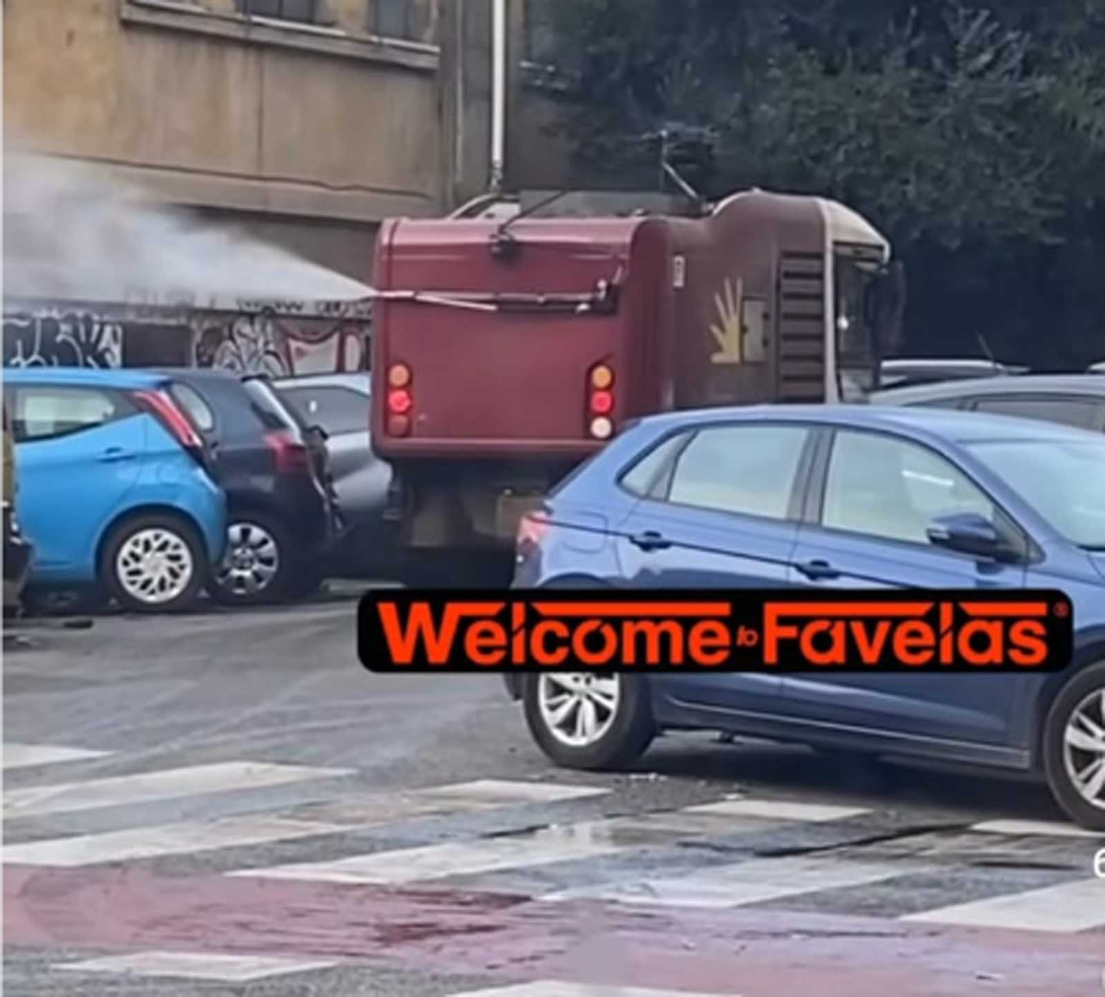 Il camion Ama a Roma, su via verbania