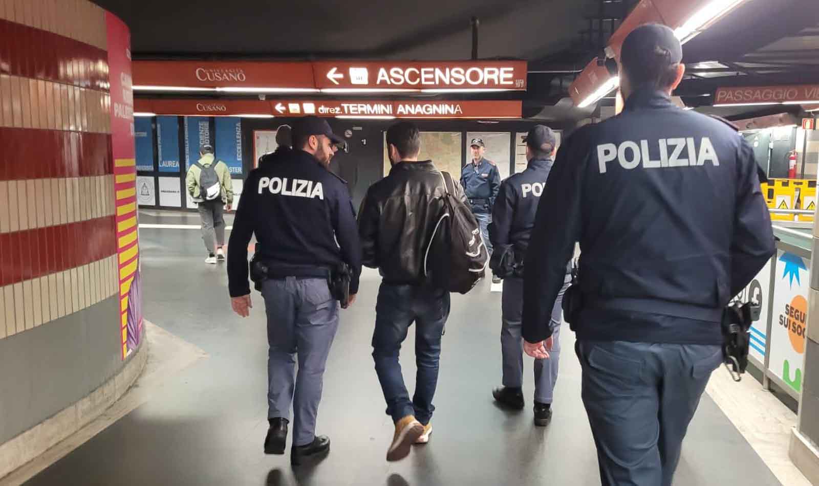 Roma, controlli Polizia metro A