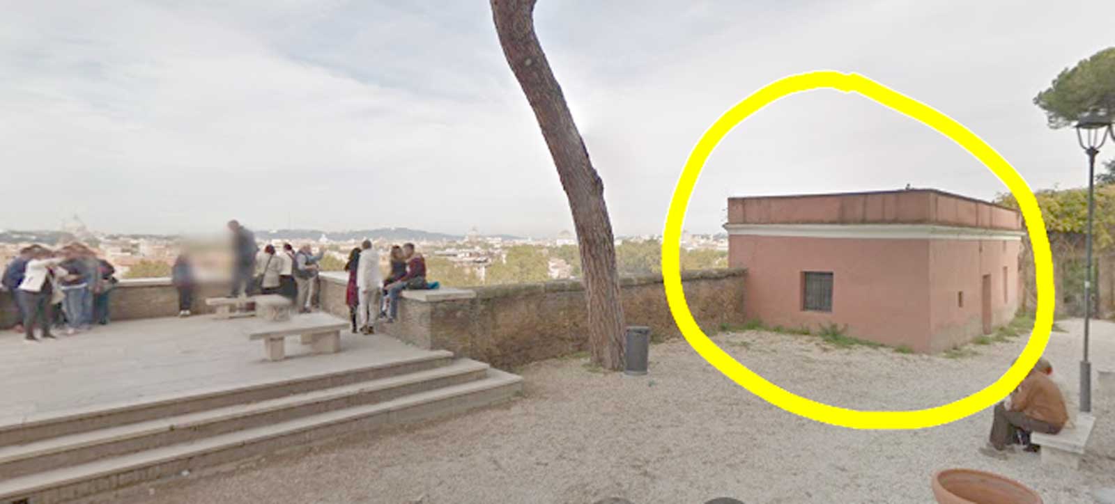 Il Giardino degli Aranci, a Roma, e cerchiato in giallo lo sgabuzzino dei giardinieri