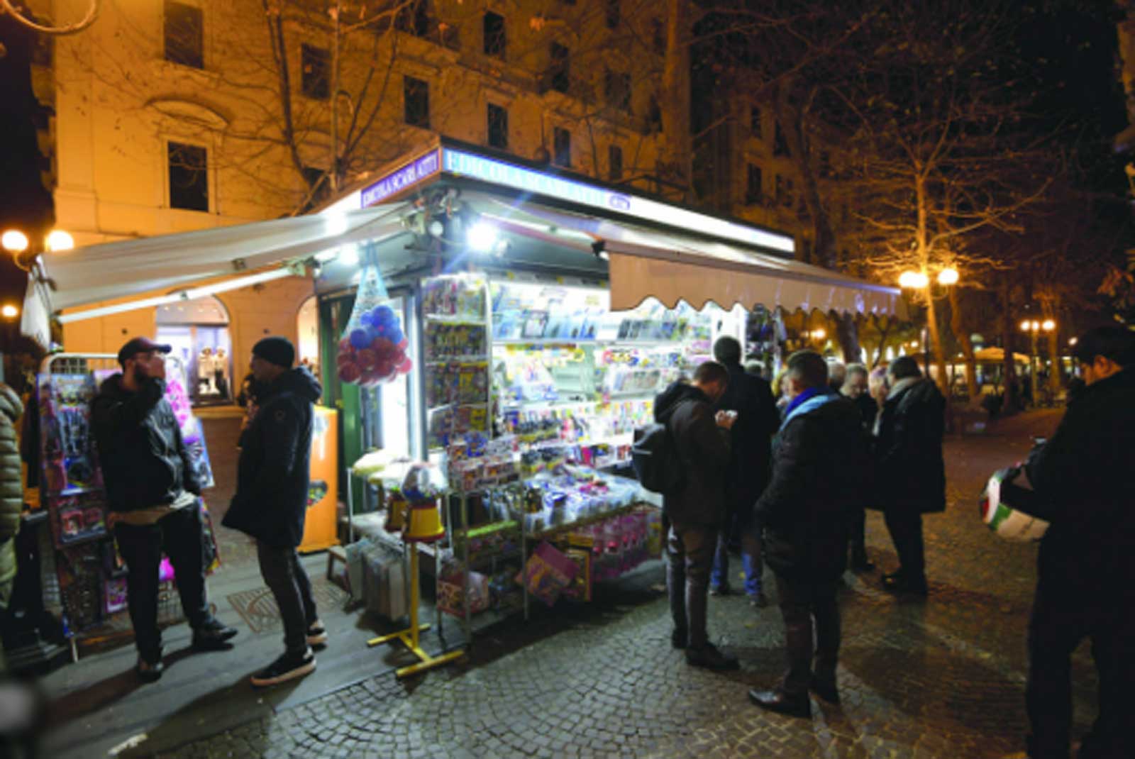 Roma, una edicola illuminata per la notte delle edicole