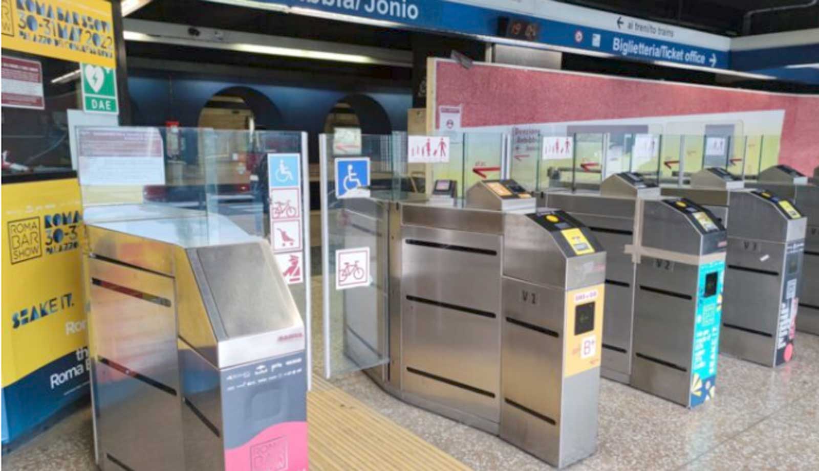 Roma, un classico 'tornello' della metropolitana