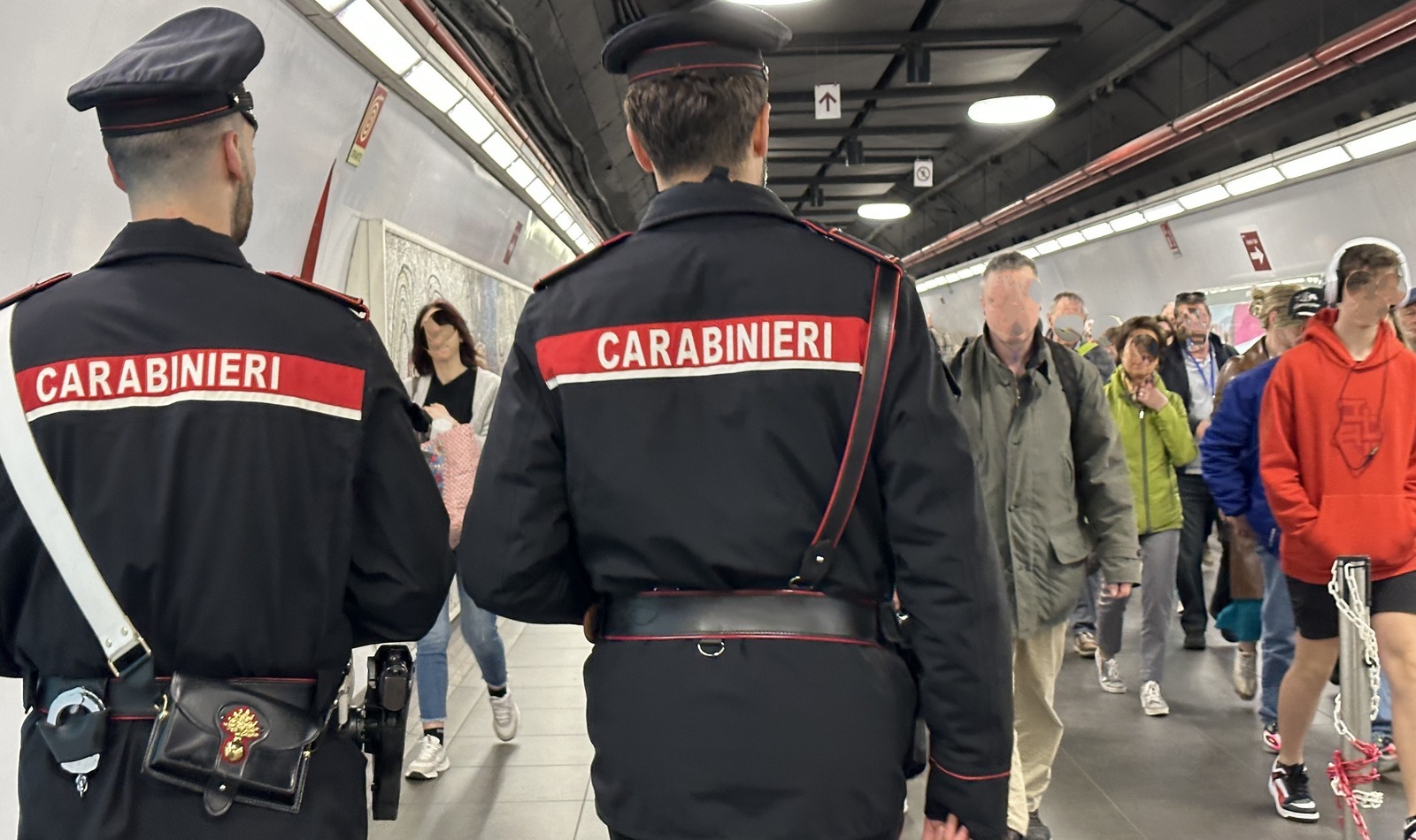 Carabinieri in metro per arresto