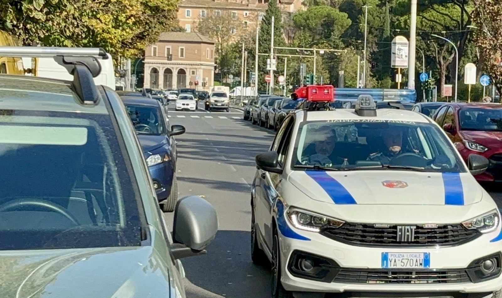 Auto polizia locale con Cerbero