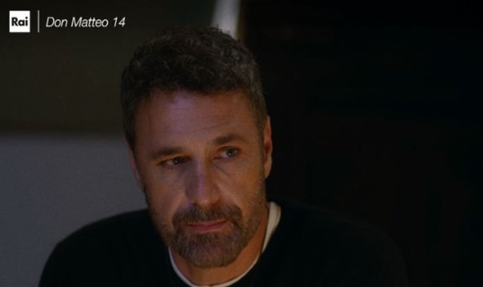 Raoul Bova che interpreta Don Massimo in Don Matteo 14