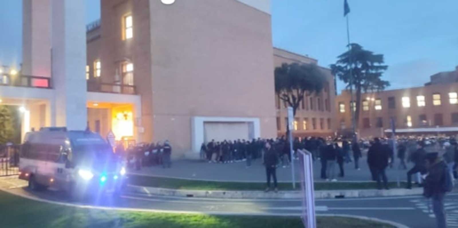 Roma, l'ingresso dell'Università Sapienza con studenti e Polizia di Stato