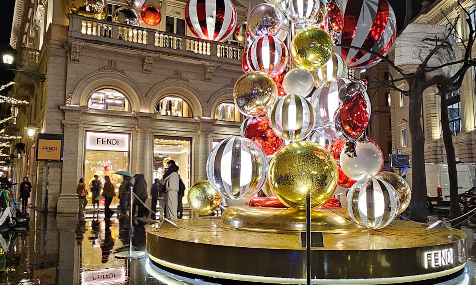 Albero di Natale Fendi a Roma