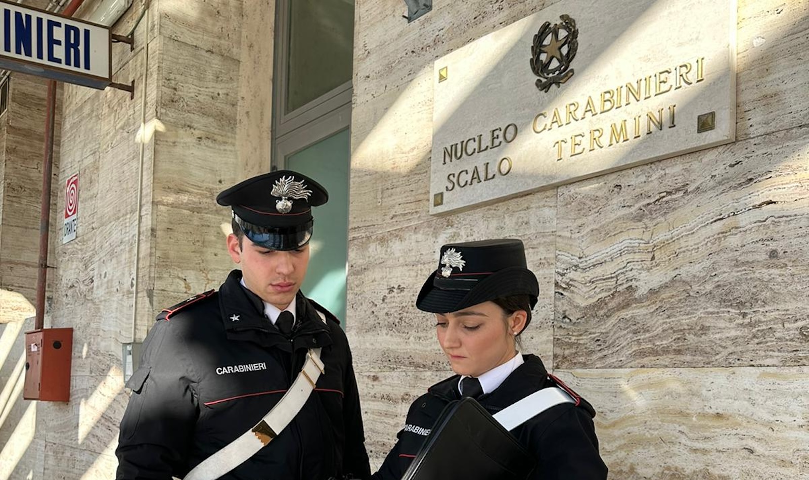 Controlli dei Carabinieri nella stazione Termini