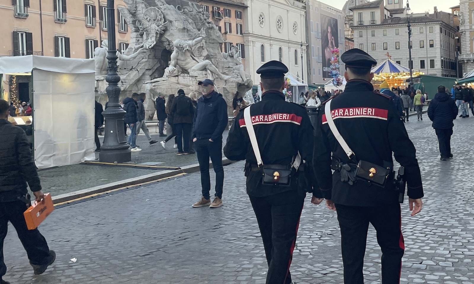 Roma, ruba una borsa e viene inseguito dalla folla