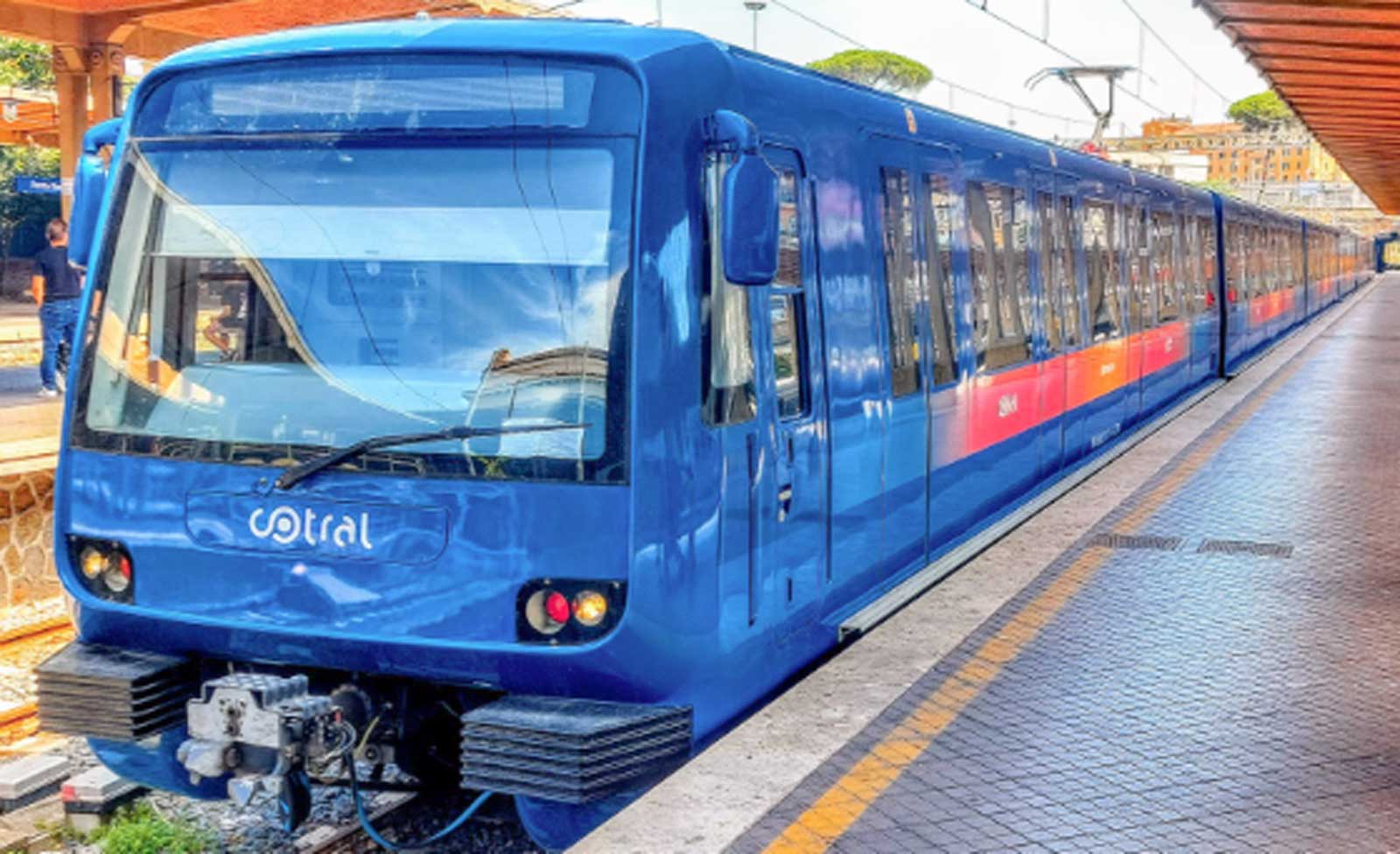 Un treno Cotral attivo sulla Roma Lido