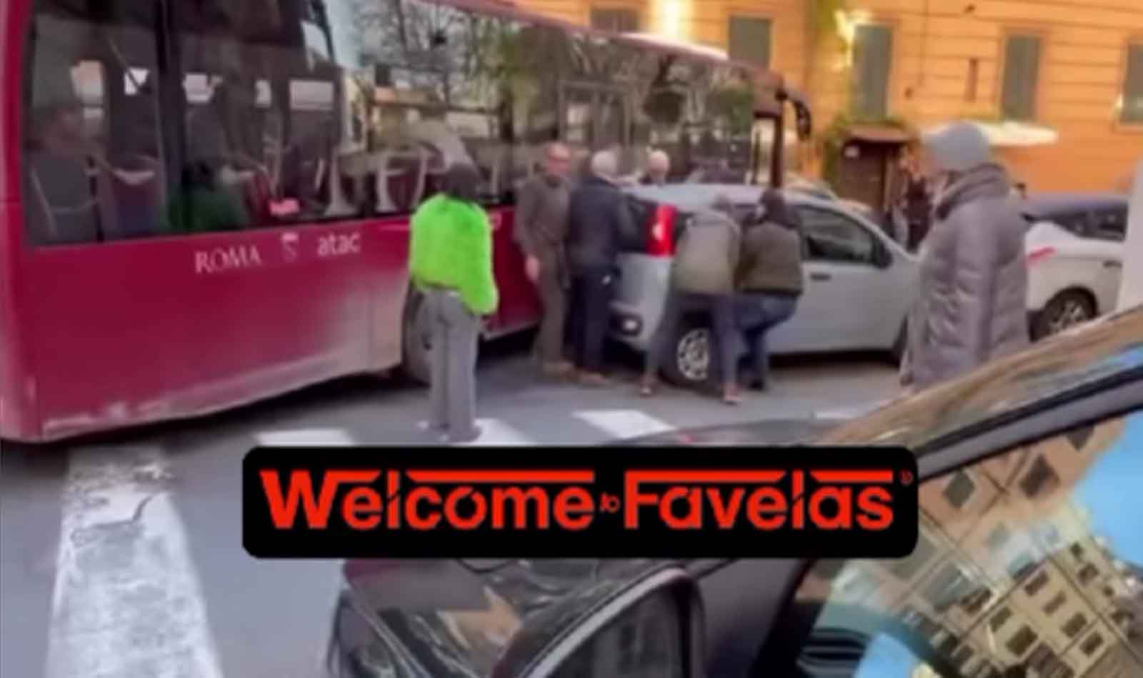 Parcheggio selvaggio a Roma blocca autobus