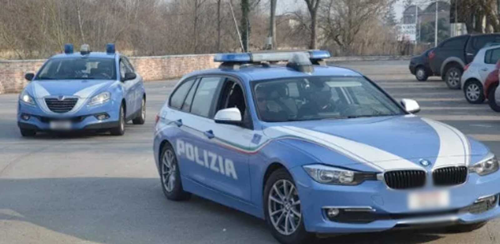 Due auto della Polizia di Stato a Torrespaccata