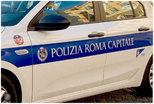 Roma, un auto della Polizia Locale