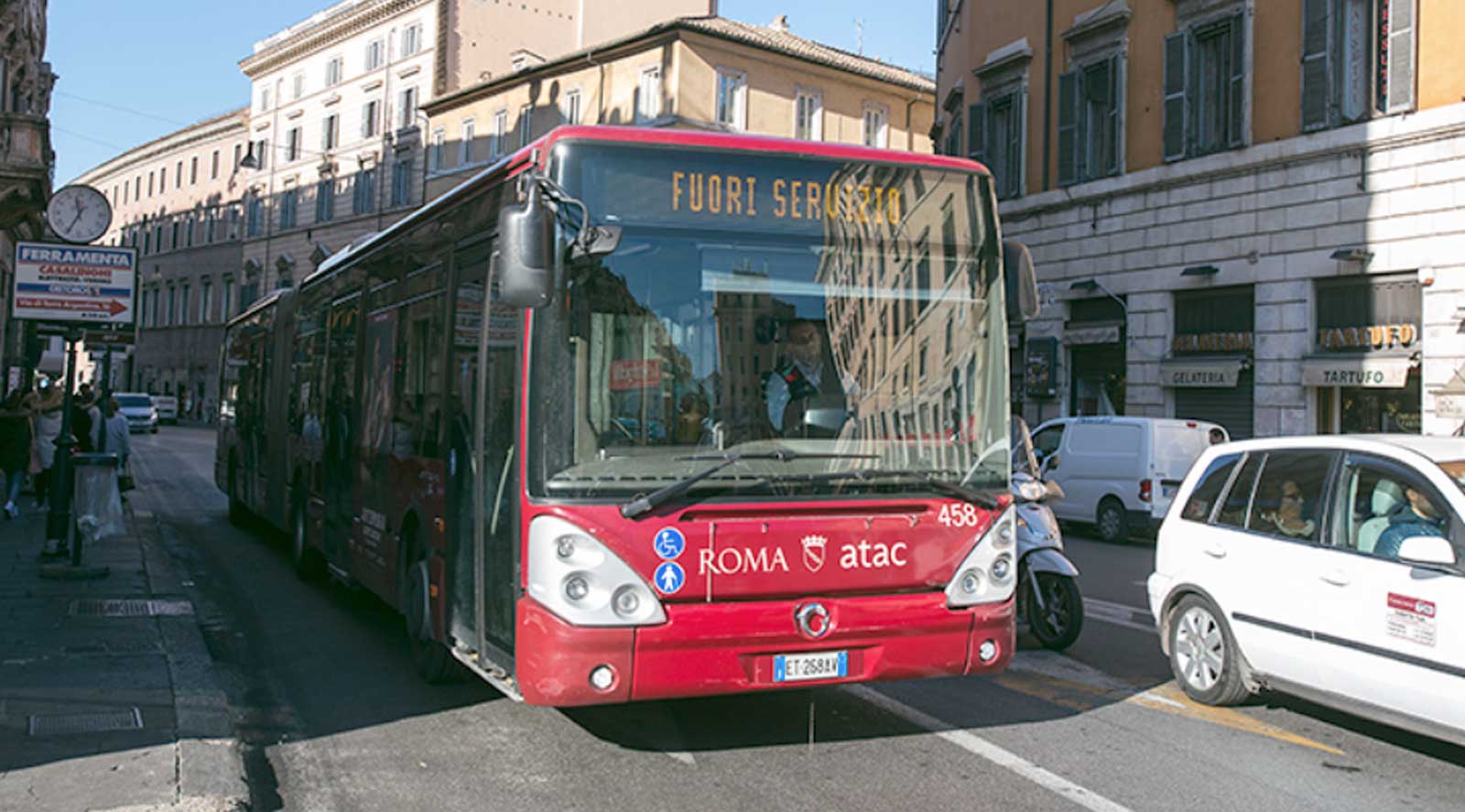 Roma, un bus in giro per la città