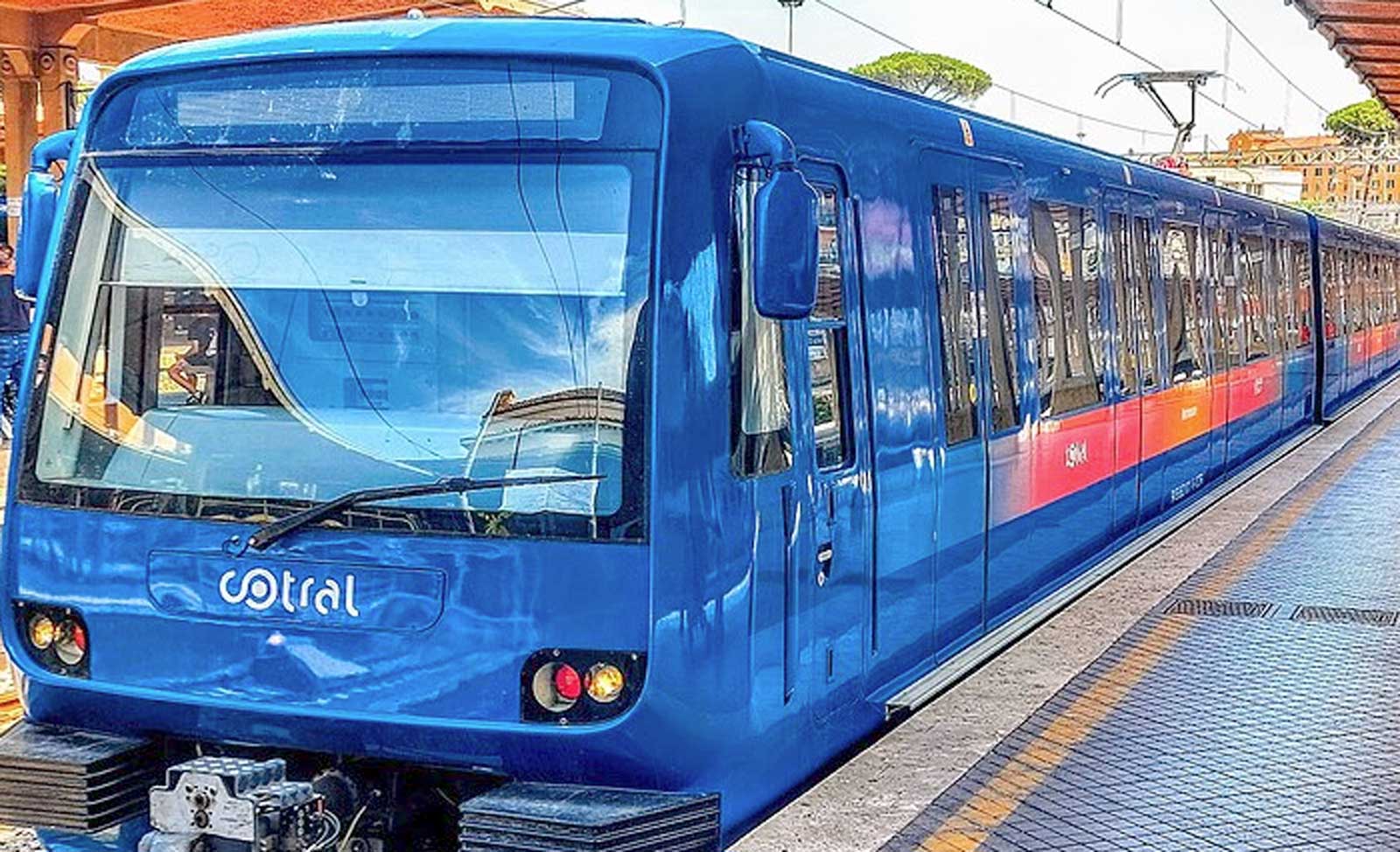 Un treno della linea ferroviaria Roma Lido