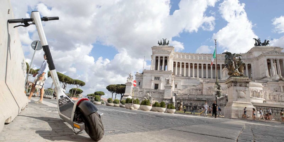 Roma, un monopattino e sullo sfondo l'altare della Patria