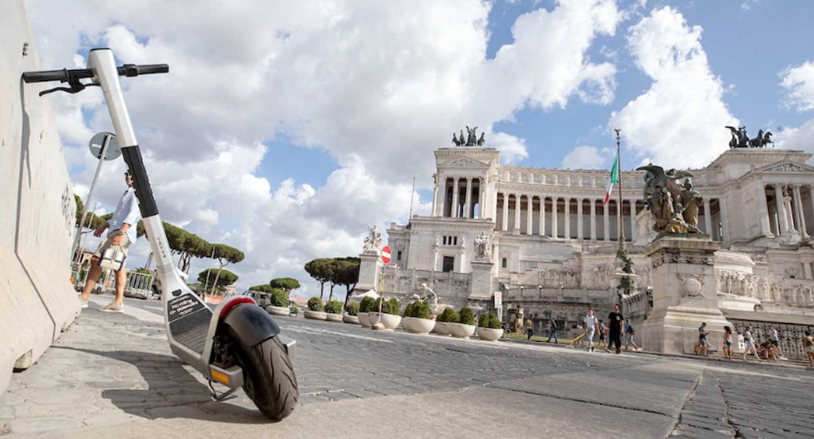 Roma, un monopattino e sullo sfondo l'altare della Patria