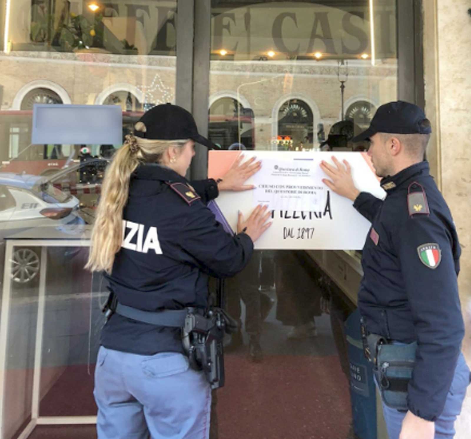 Roma, troppe risse, rapine e furti nel famoso bar di piazza Venezia: chiuso per l'Immacolata