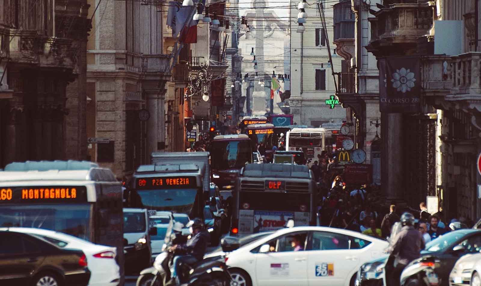 Roma, quanto costa andare al lavoro in auto una tredicesima solo per la benzina