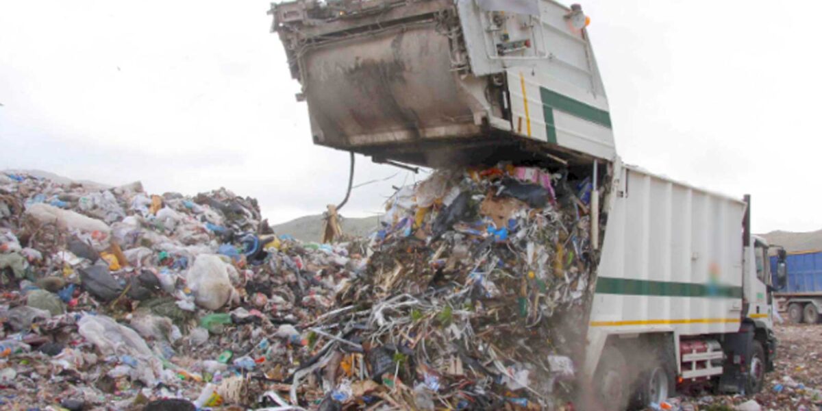 Un camion Deco nella discarica situata in Abruzzo, di proprietà Acea