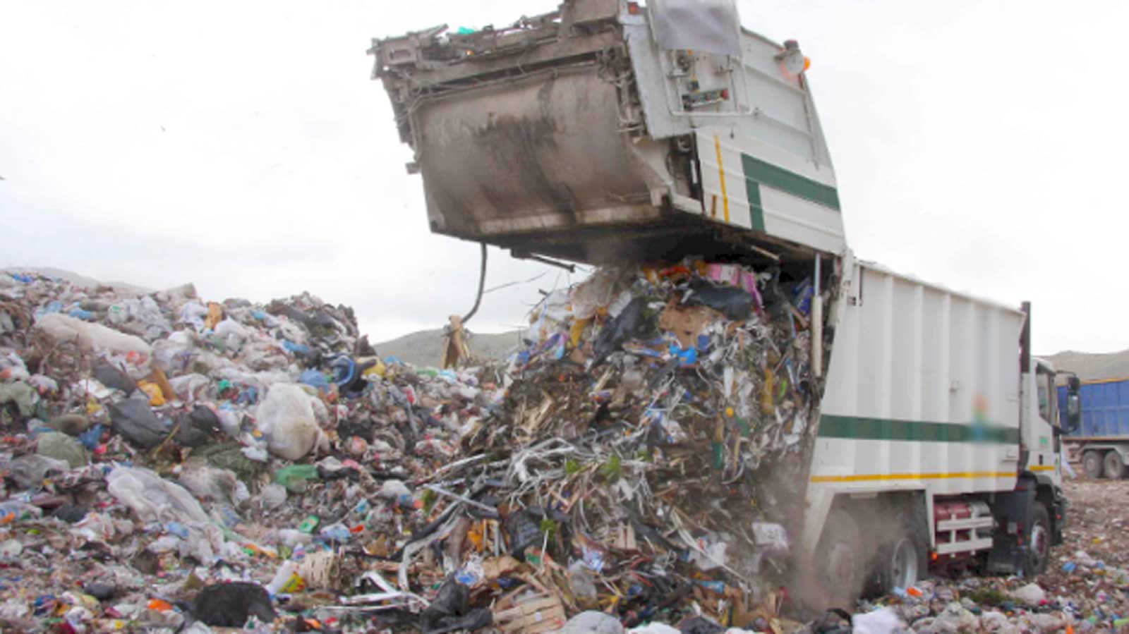 Un camion Deco nella discarica situata in Abruzzo, di proprietà Acea