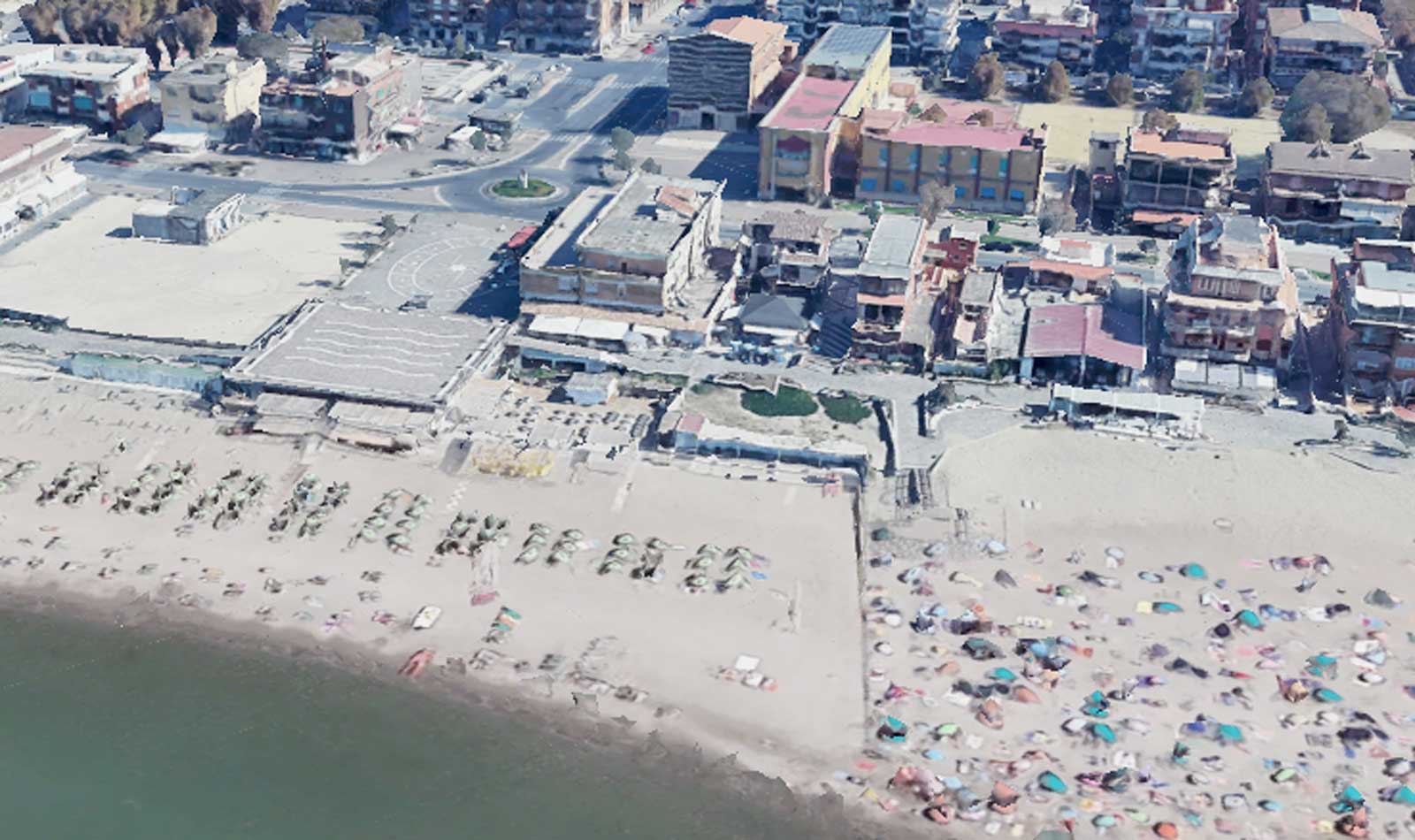 Torvaianica, piazza Ungheria, nel comune di Pomezia, vista dall'alto, foto Google Heart - www.7colli.it