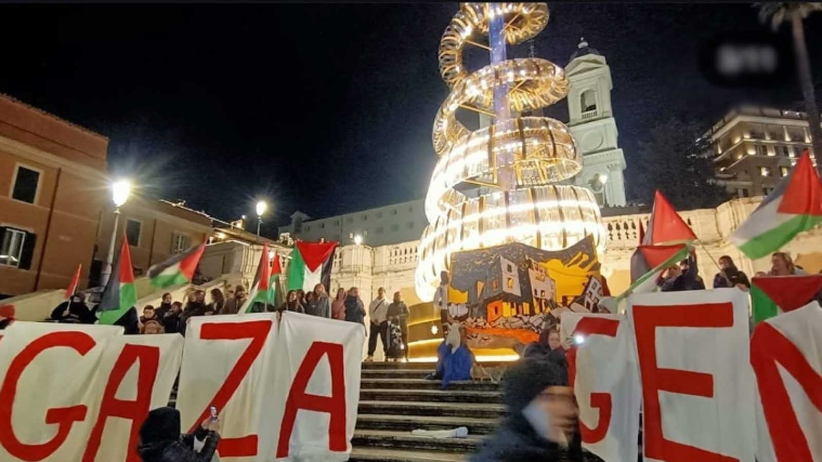 Roma, Trinità dei Monti e scalinata occupati dagli studenti