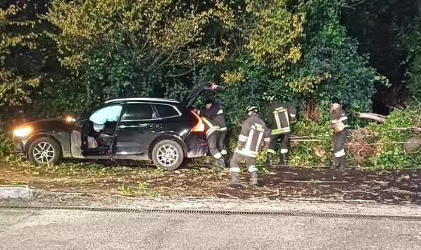 auto colpita dall'albero in via Collatina