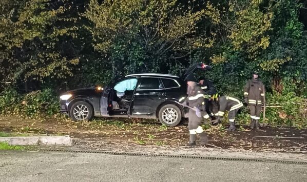 auto colpita dall'albero in via Collatina