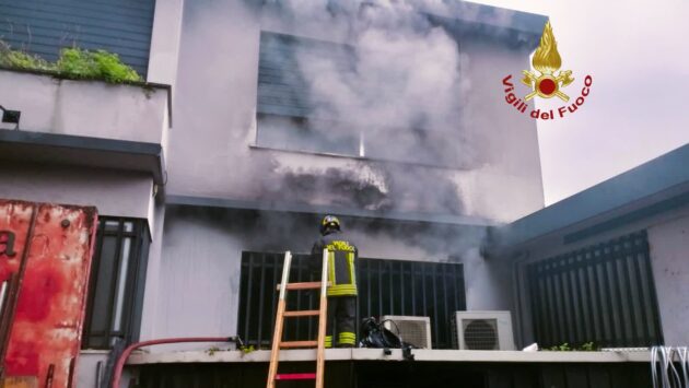 Incendio capannone a Roma