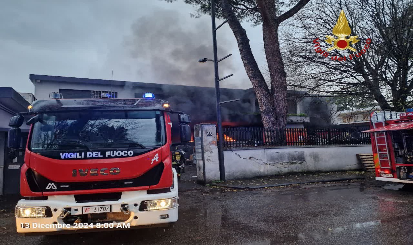 Incendio capannone a Roma