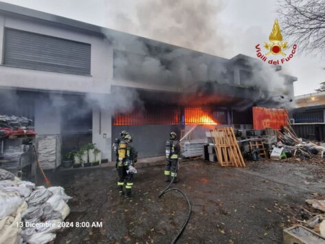 Incendio capannone a Roma