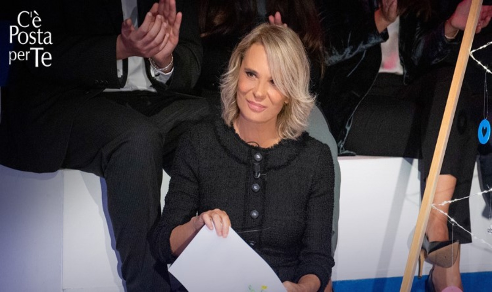 Maria De Filippi che presenta C'è posta per te