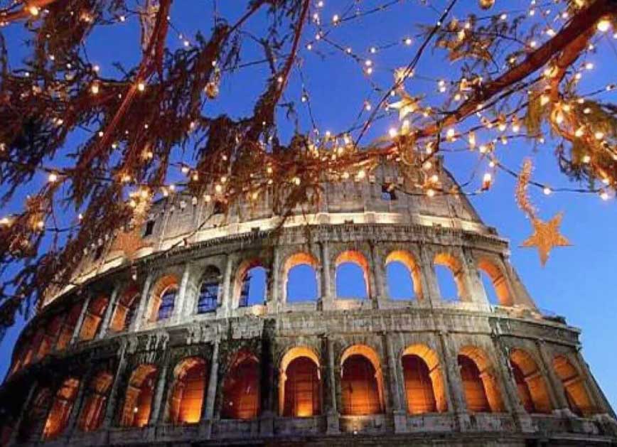 Roma, il Colosseo con le classiche luci di Natale