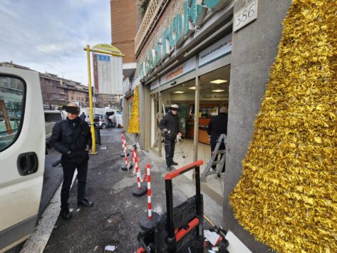 Furto con auto ariete supermercato Castoro