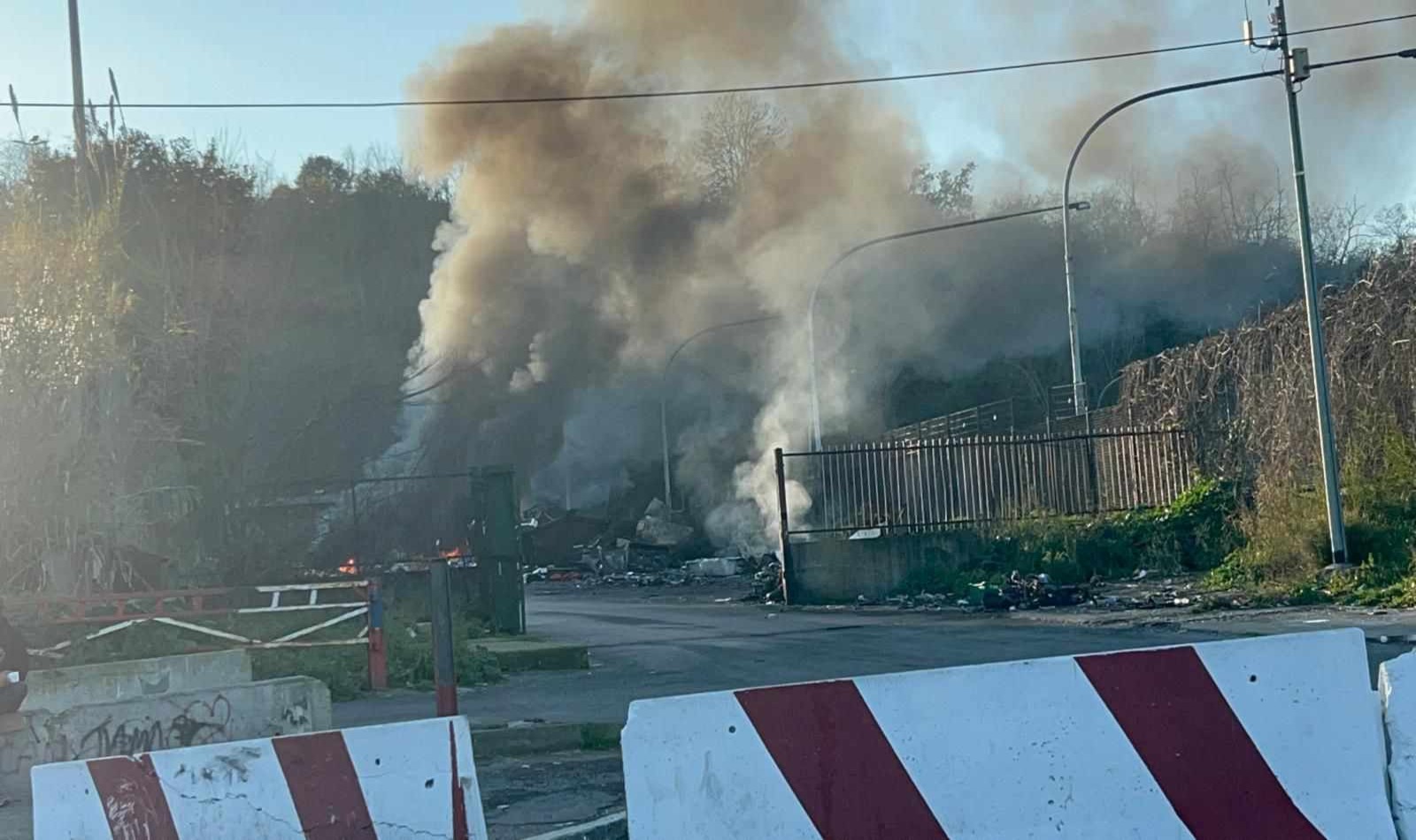 Magliana, incendio in via Luigi Candoni: rogo nel campo rom vicino al ...