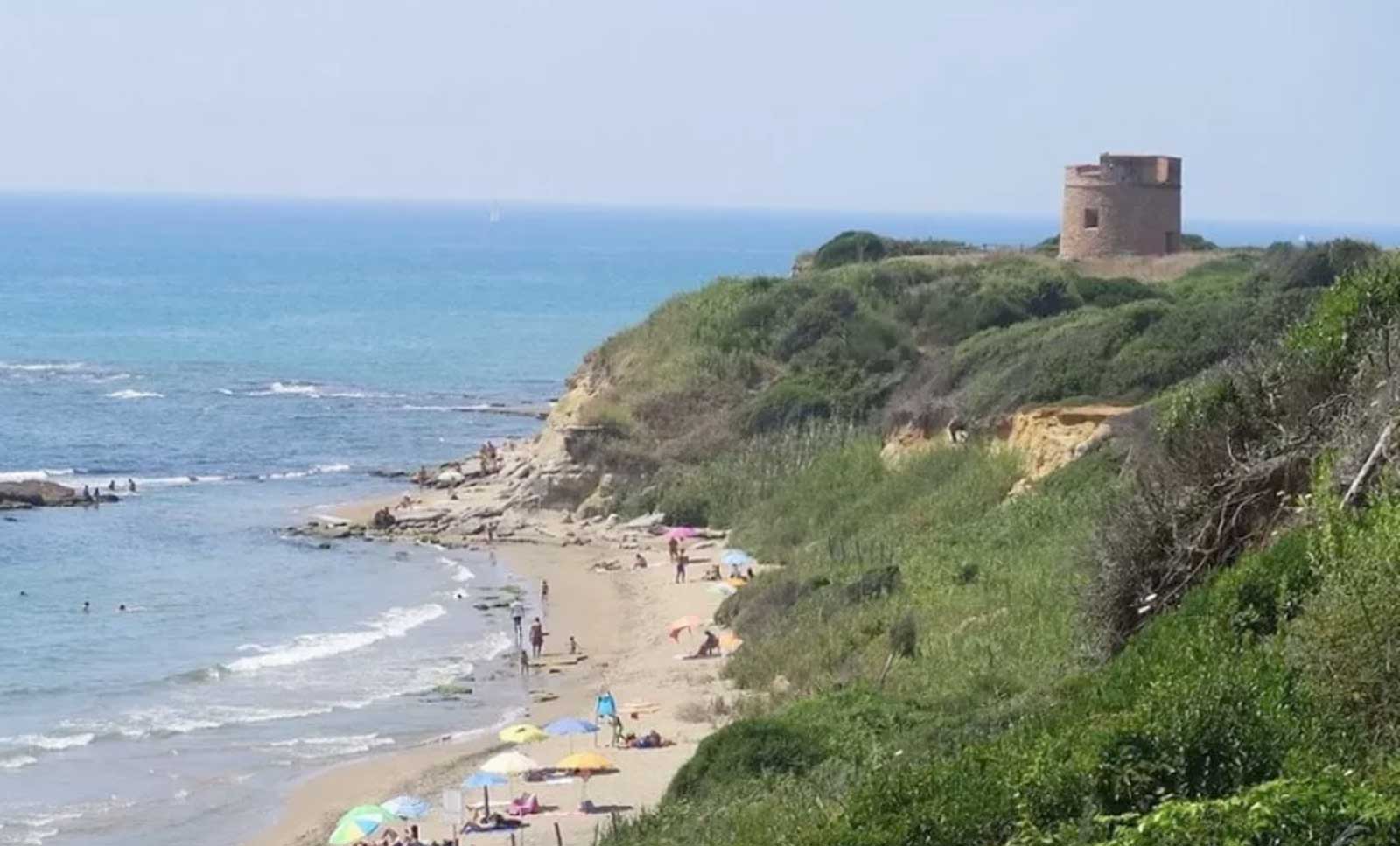 Anzio, un'area verde che affaccia sul mare e la 'torretta' che caratterizza la Riserva di Tor Caldara