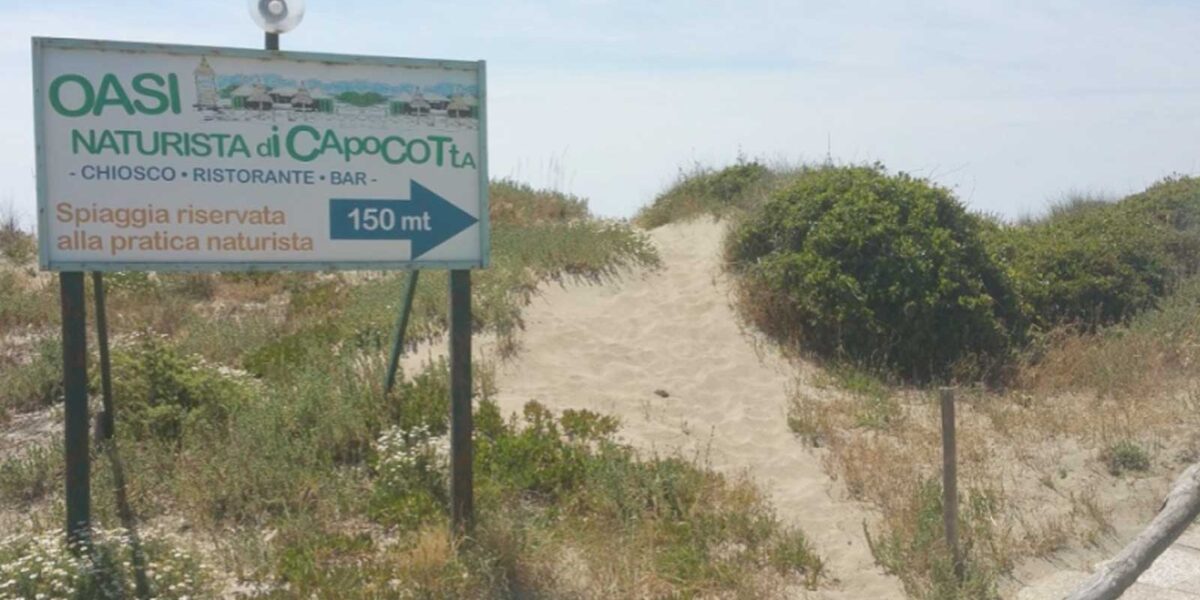 Capocotta, uno dei cartelli che indica il chiosco attivo sulla spiaggia