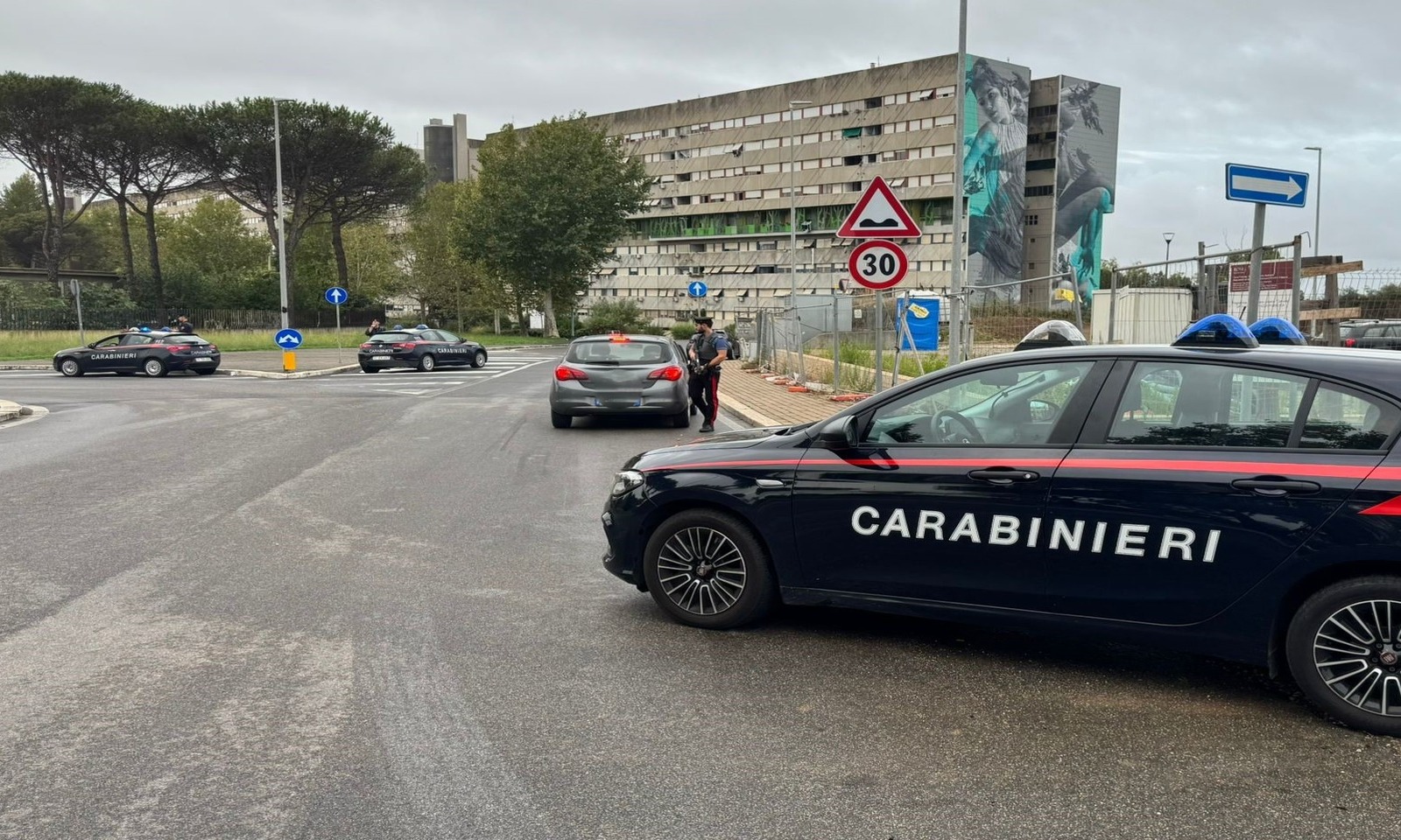 Controlli dei carabinieri a Corviale