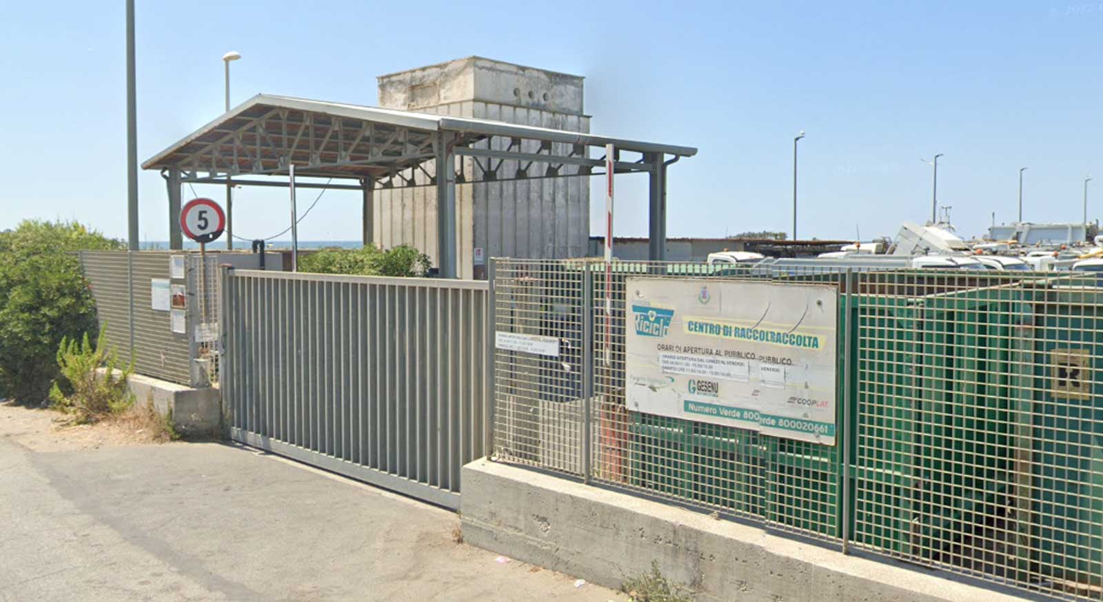 Fiumicino, l'ingresso dell'isola ecologica comunale