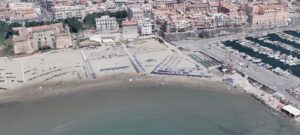 Foto del lungomare di Nettuno, non riconducibile in alcun modo allo stabilimento citato nell'articolo, foto aerea di Google Maps