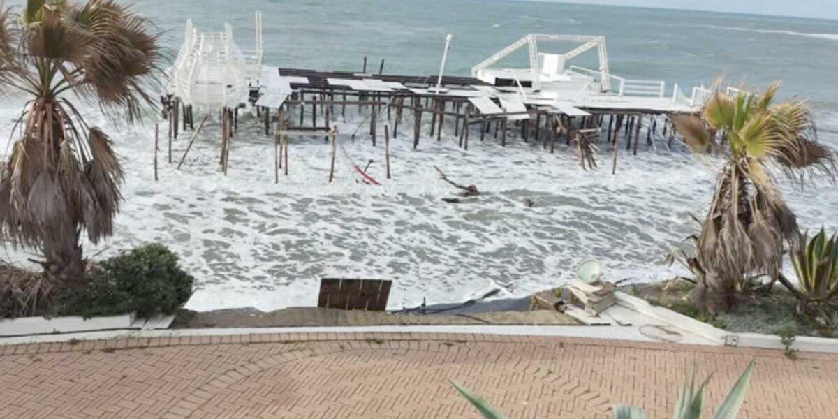 Ostia, uno stabilimento fronte Zodiaco mangiato dalla mareggiata