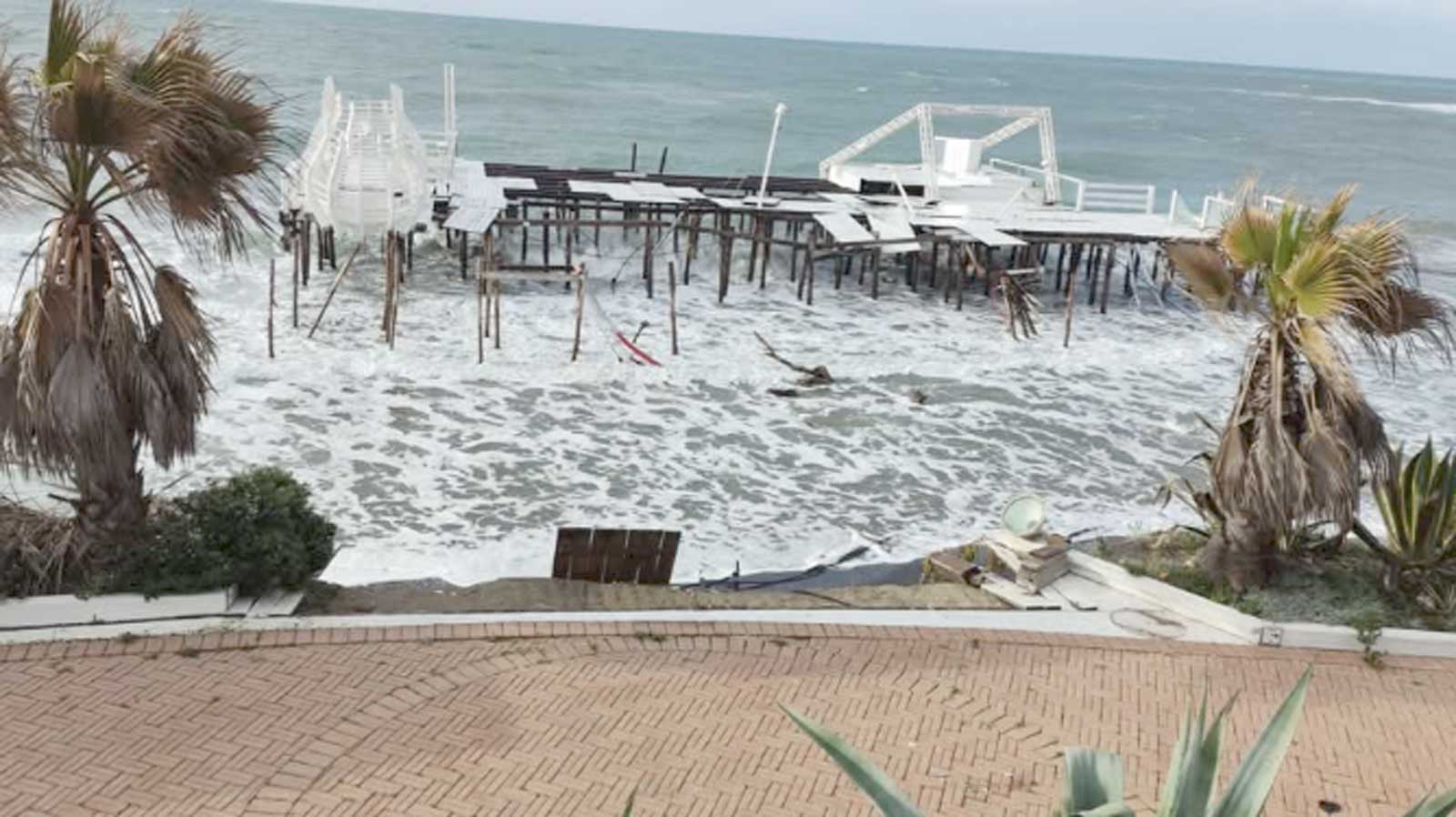 Ostia, uno stabilimento fronte Zodiaco mangiato dalla mareggiata