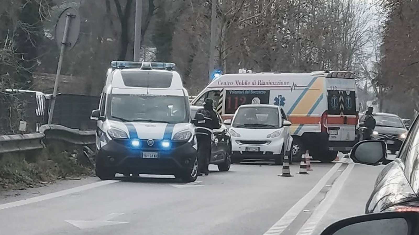 Una immagine dell'incidente sulla via del Mare, a Roma