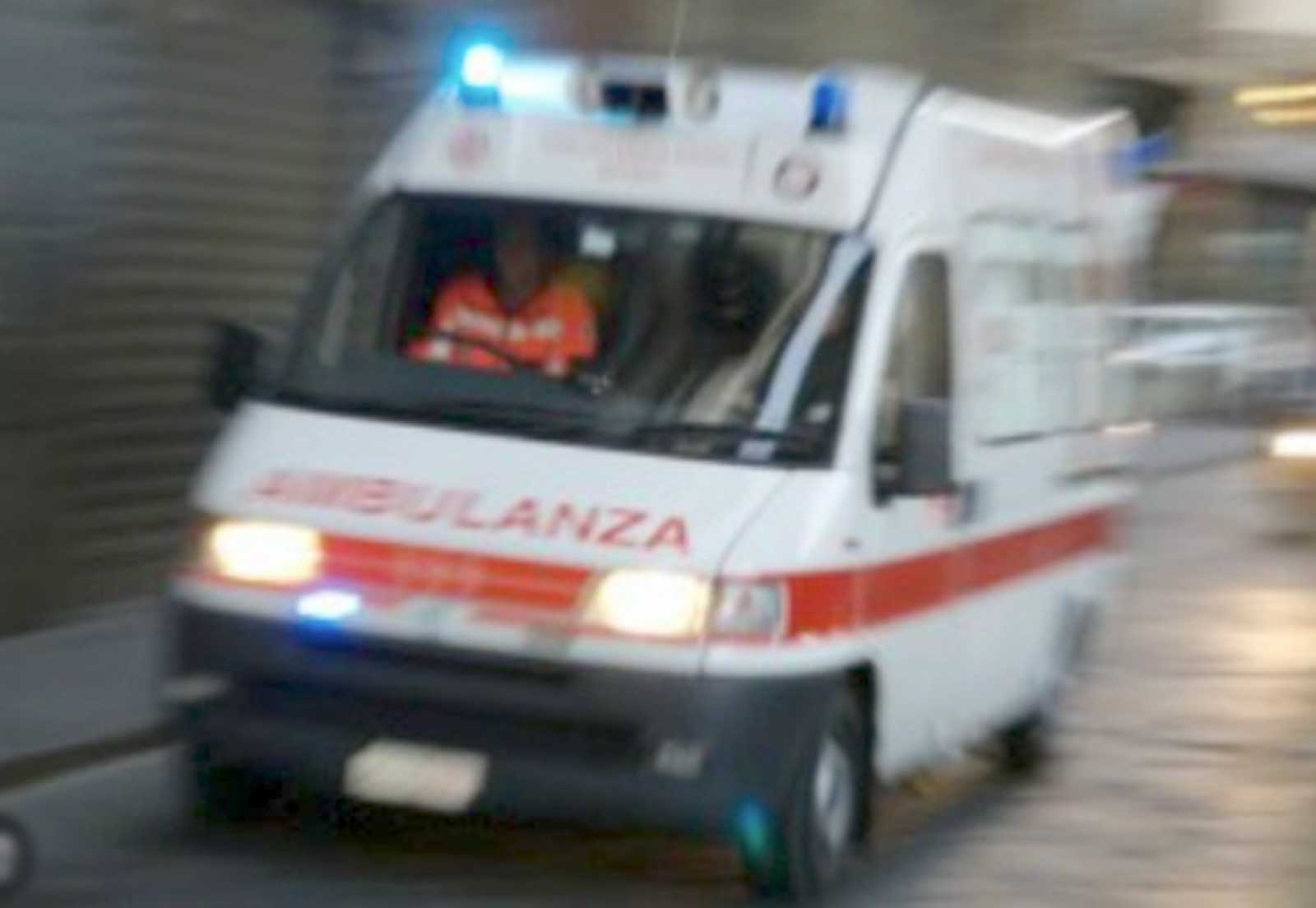 Roma, una autoambulanza in giro per la città