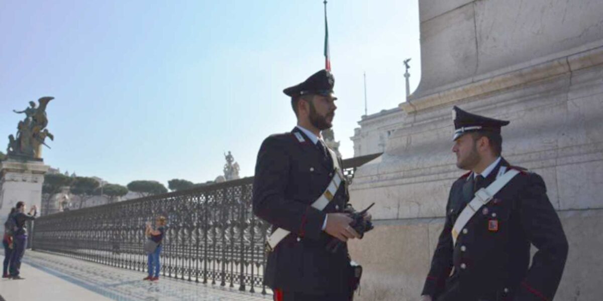 Roma, due carabinieri davanti il complesso del Vittoriano, a piazza Venezia