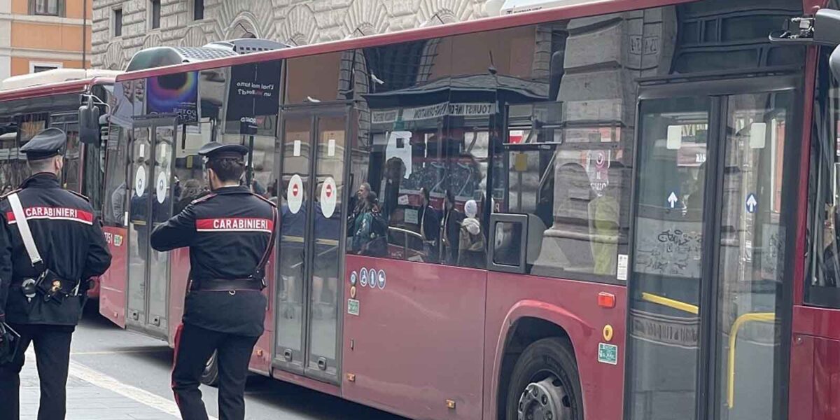 Roma, Carabinieri in azione sui mezzi pubblici