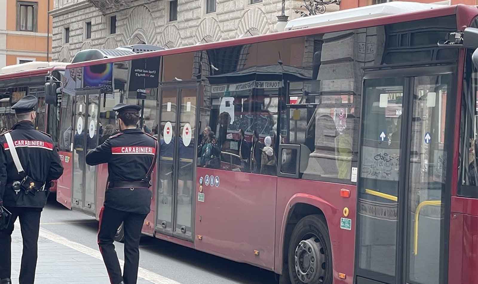 Roma, Carabinieri in azione sui mezzi pubblici