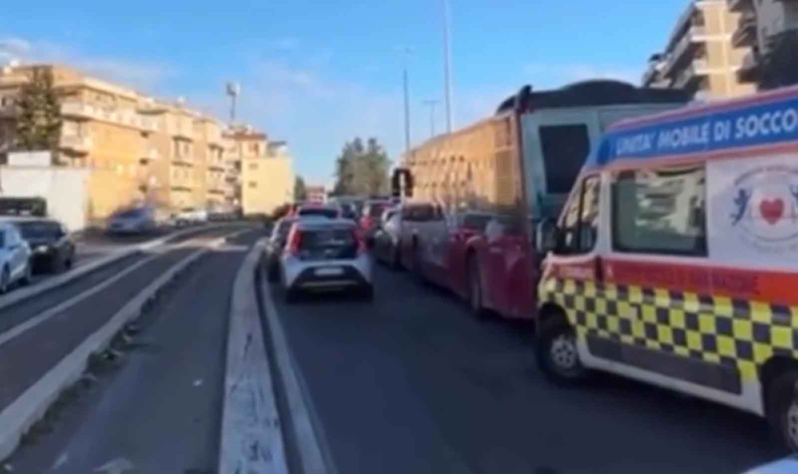 Roma, ambulanze bloccate dal traffico la polemica sulla ciclabile